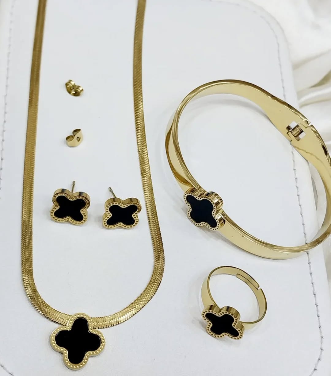 Elegant Gold and Black Clover Jewelry Set