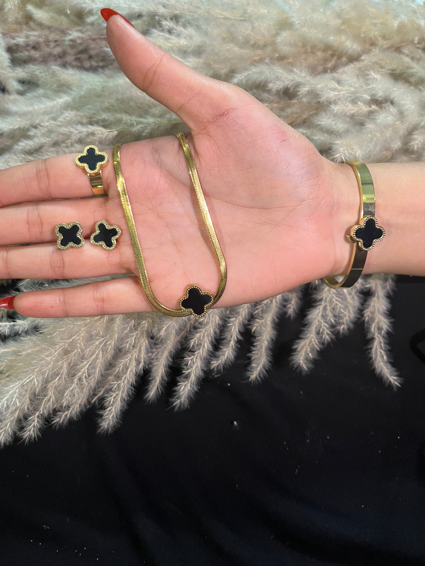 Elegant Gold and Black Clover Jewelry Set